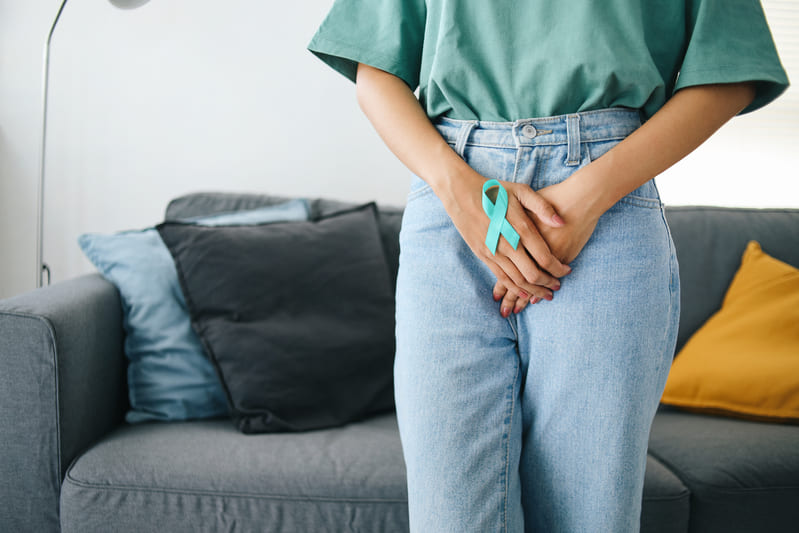 femeie cu durere abdomen inferior
