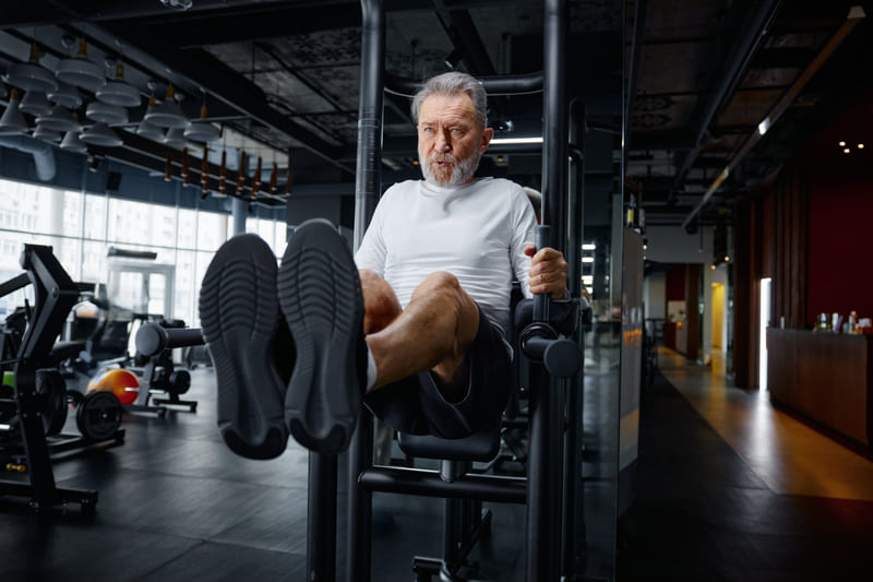 persoana in varsta face fitness